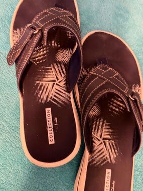 Collection B Navy and Tan Women's Slide Sandals